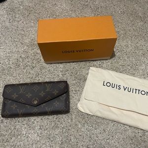 LIKE NEW Authentic Louis Vuitton Sarah Wallet